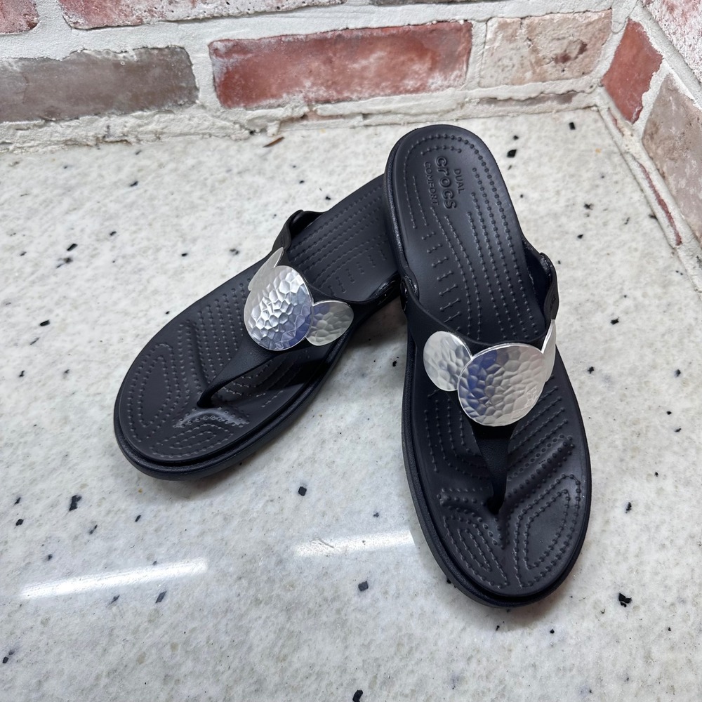 Crocs Sanrah Hammered Medallion Wedge Sandals Women Black Silver Casual Size 9